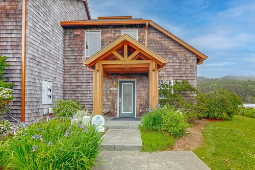 Lakefront end townhouse with kayaks & fishing dock, walk to beach - dogs welcome