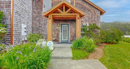 Lakefront end townhouse with kayaks & fishing dock, walk to beach - dogs welcome