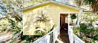 Charming Folly Cottage! Steps to Downtown, Pier & Beach!