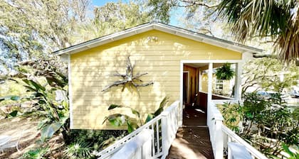 Charming Folly Cottage! Steps to Downtown, Pier & Beach!