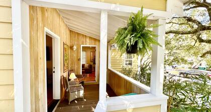Charming Folly Cottage! Steps to Downtown, Pier & Beach!