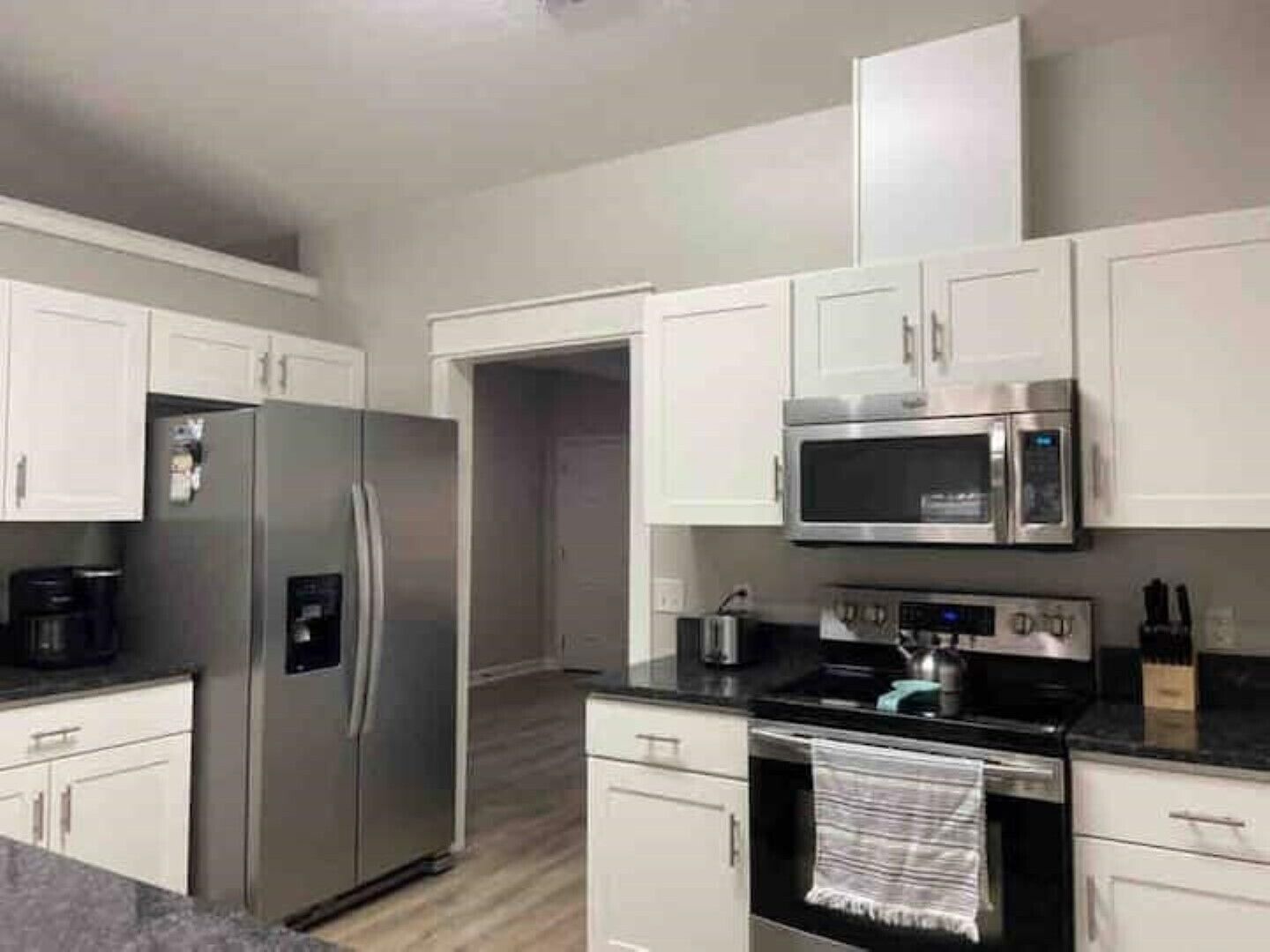 Peaceful home, family friendly, 5 minutes from beaches and downtown.