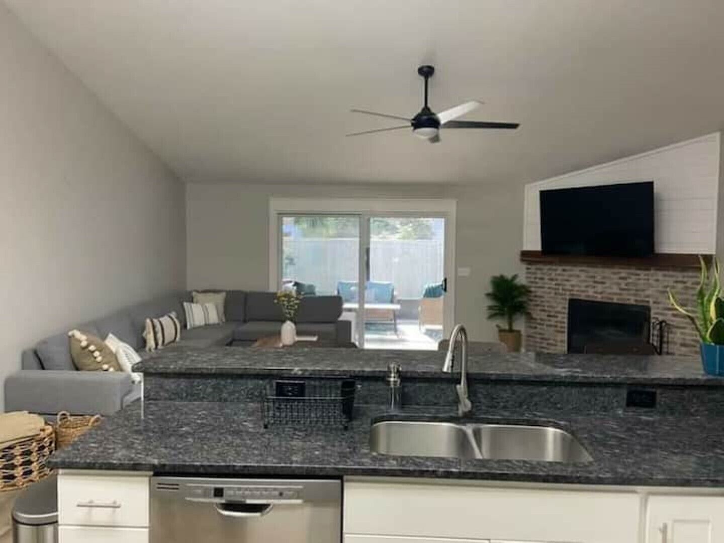 Peaceful home, family friendly, 5 minutes from beaches and downtown.