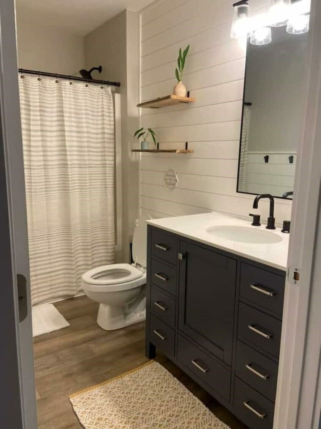 Peaceful home, family friendly, 5 minutes from beaches and downtown.