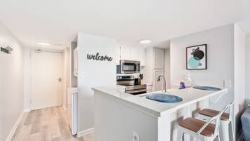 Frigorífico, microondas, horno y placa de cocina