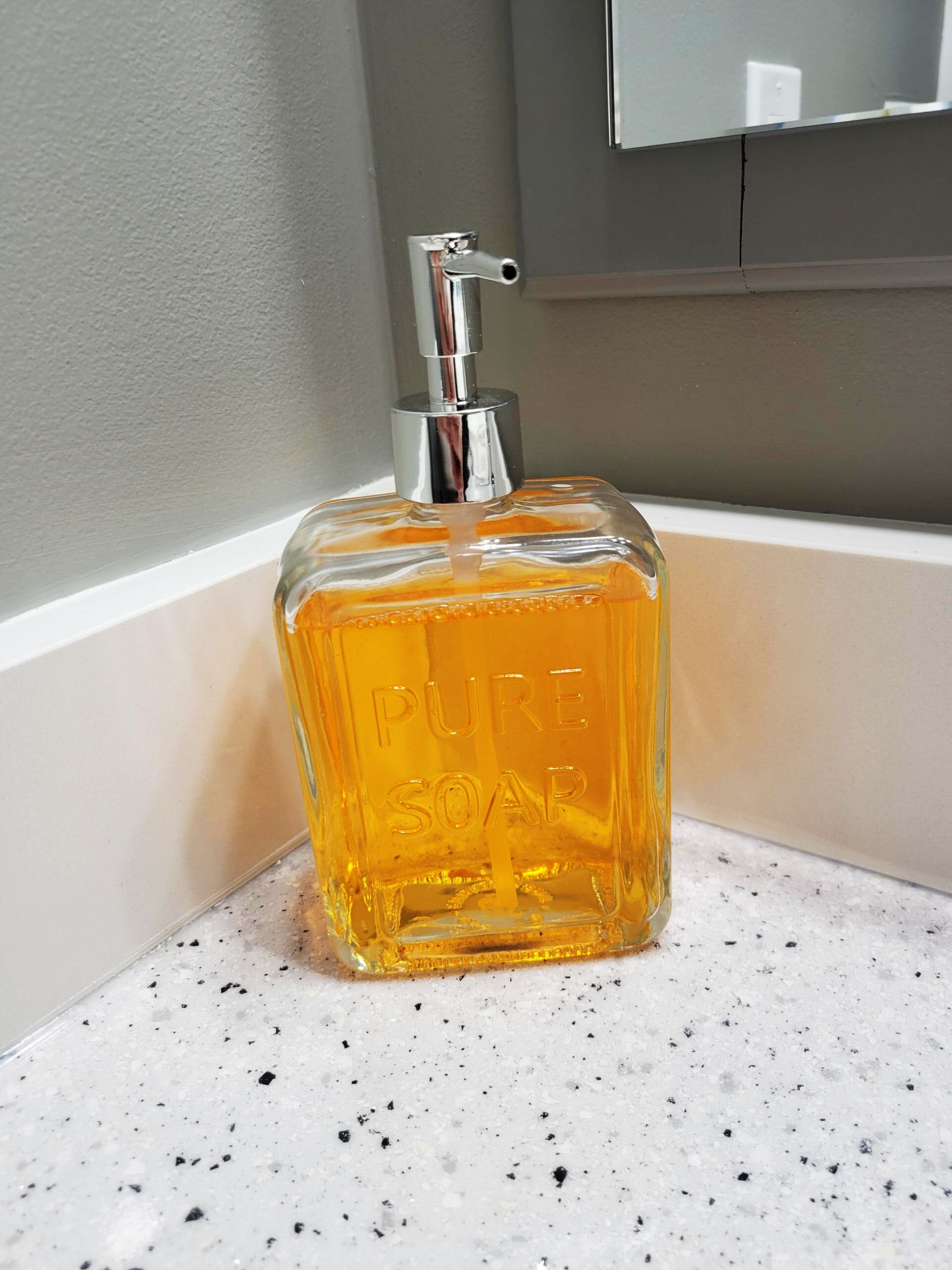 Eine Flasche PURE SOAP in einem Badezimmer.