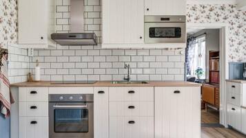 雪櫃、微波爐、焗爐、洗碗機