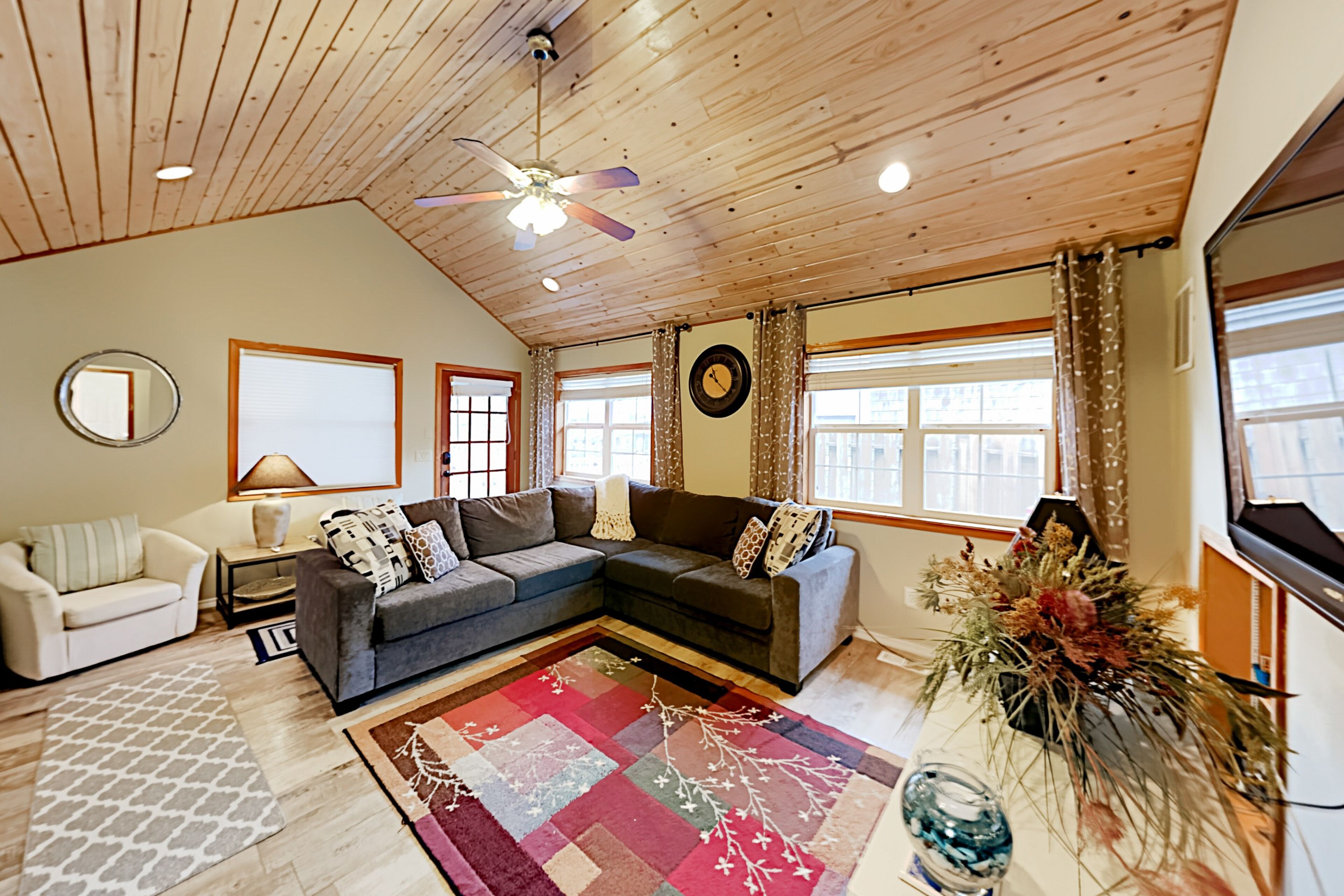 Three-suite charmer with wraparound deck, grill & firepit - walk to beach