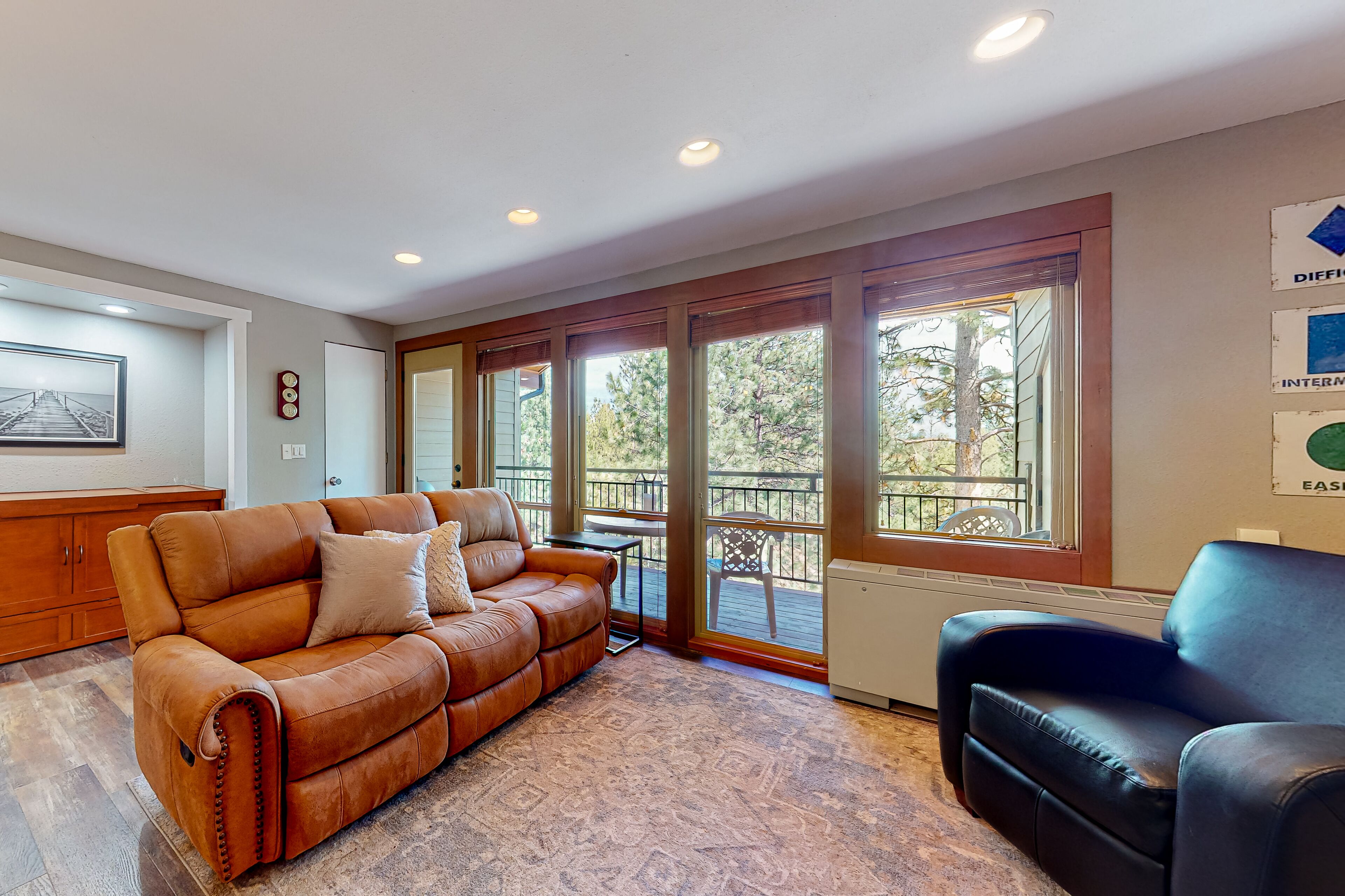 Top-floor, mountain-view gem by Mt. Bachelor with pools, ice skating & hot tubs