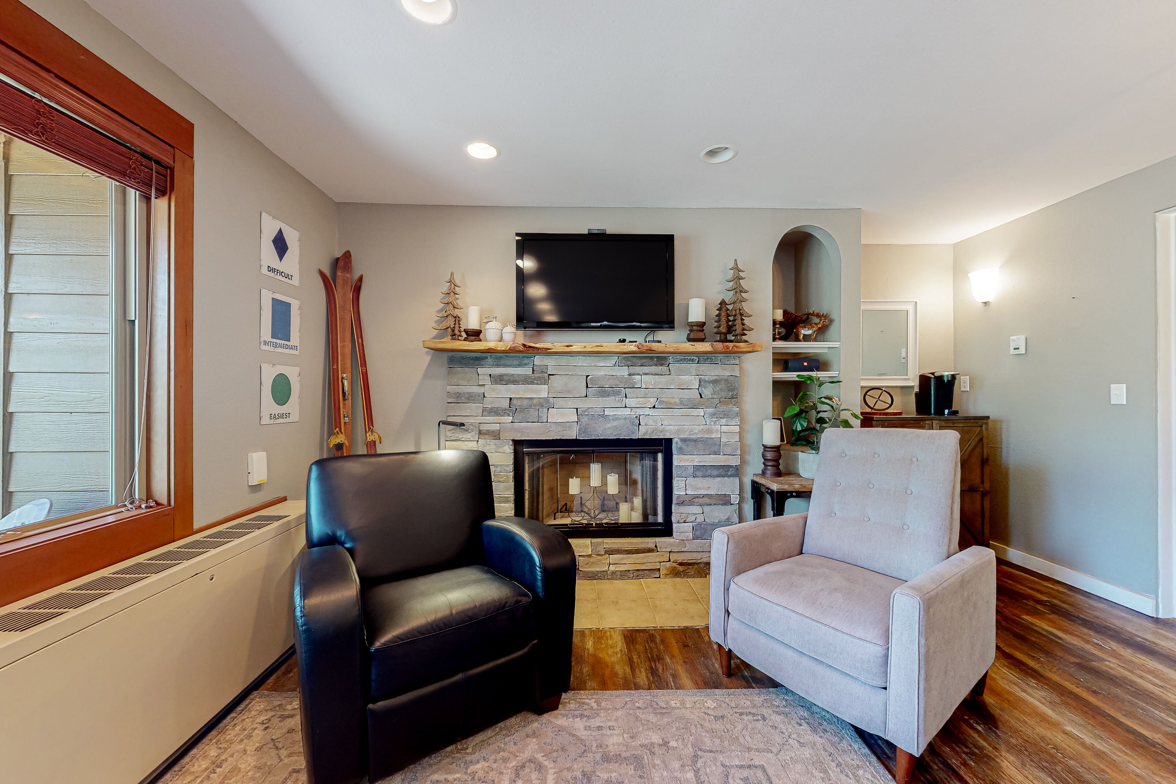 Top-floor, mountain-view gem by Mt. Bachelor with pools, ice skating & hot tubs