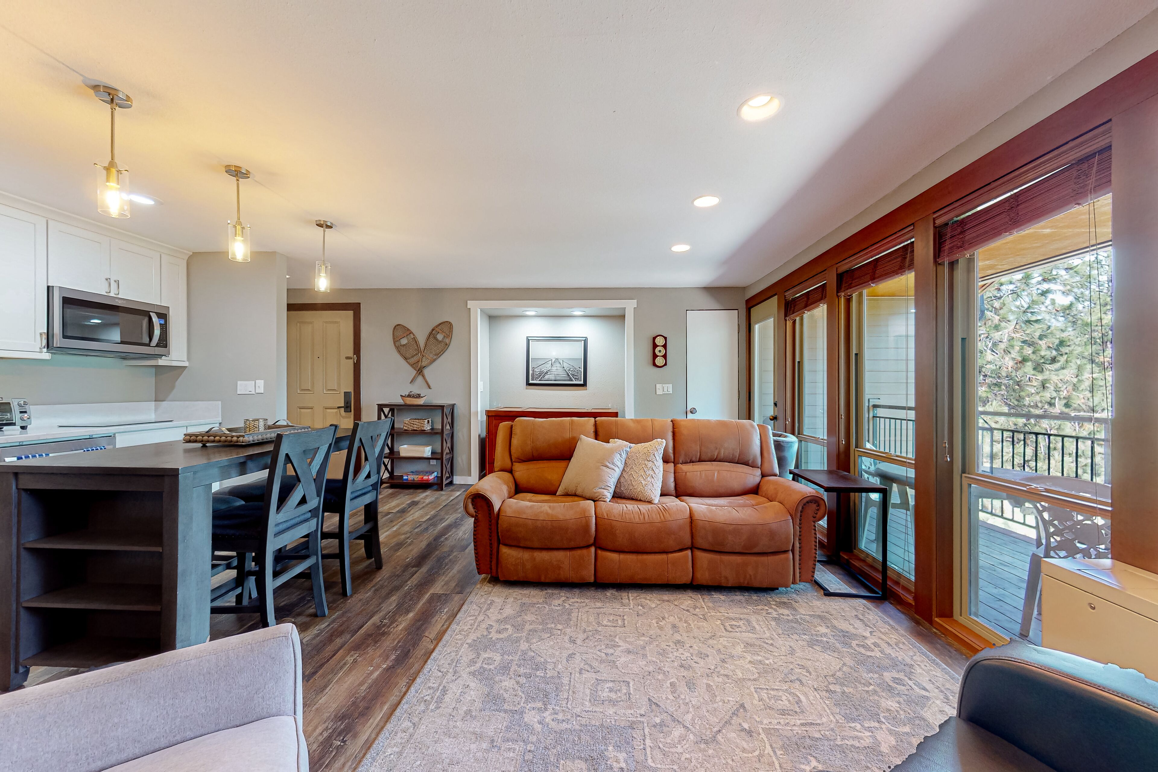 Top-floor, mountain-view gem by Mt. Bachelor with pools, ice skating & hot tubs