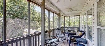 Quiet beach home on cul-de-sac with screened porch, grill & game room