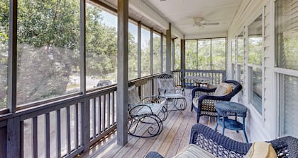 Quiet beach home on cul-de-sac with screened porch, grill & game room