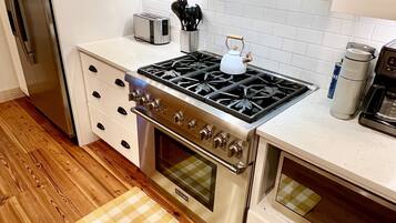 KylskÄp, mikrovÄgsugn, ugn och spishÀll