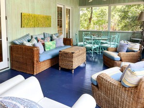 Smart TV, fireplace, table tennis - Steps to Downtown, Pier & Beach with Gourmet Kitchen! (Folly Beach)