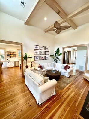 スマートテレビ、暖炉、卓球台