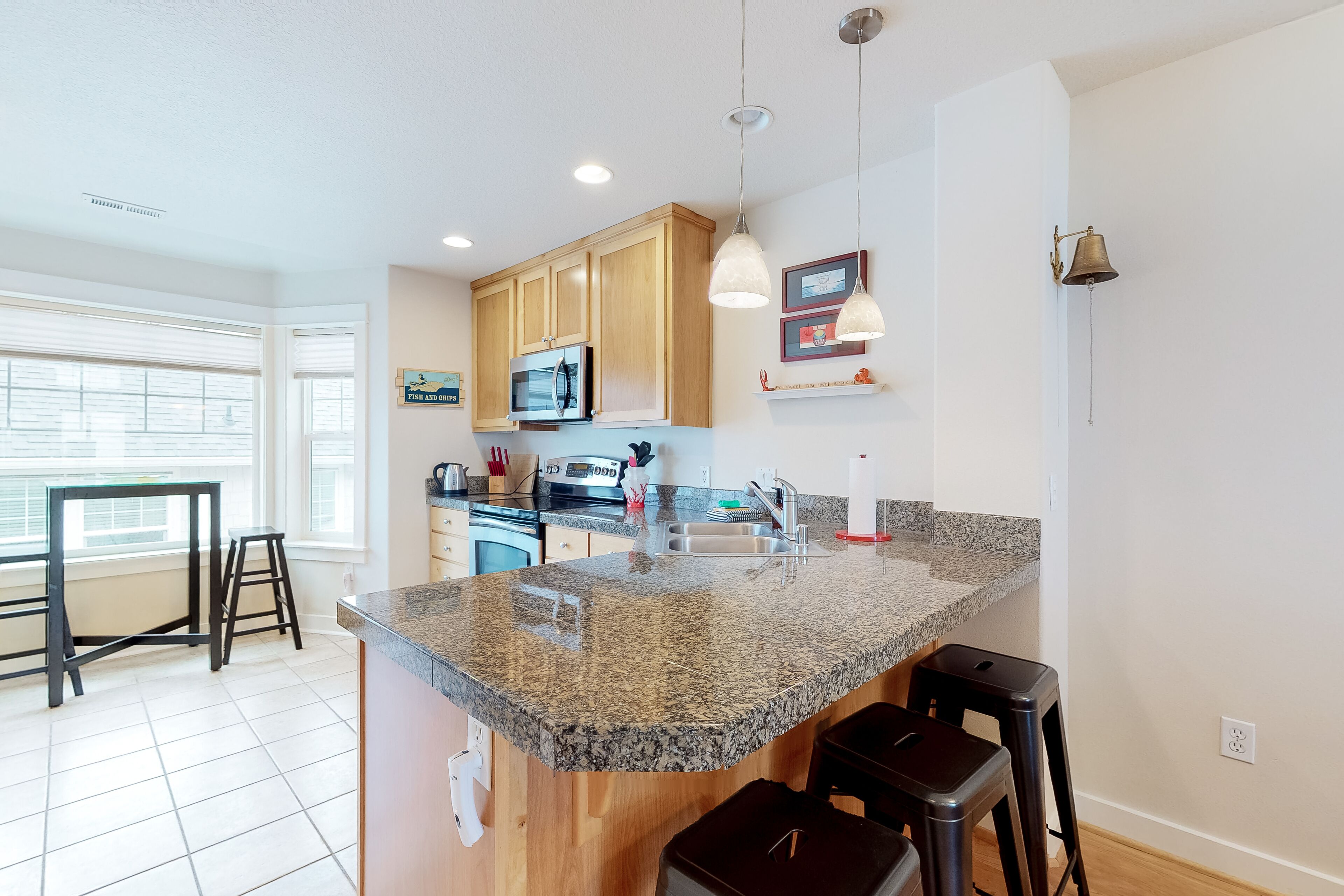 Ocean-view townhouse, 100 ft to beach with fireplace, Ping-Pong & private garage