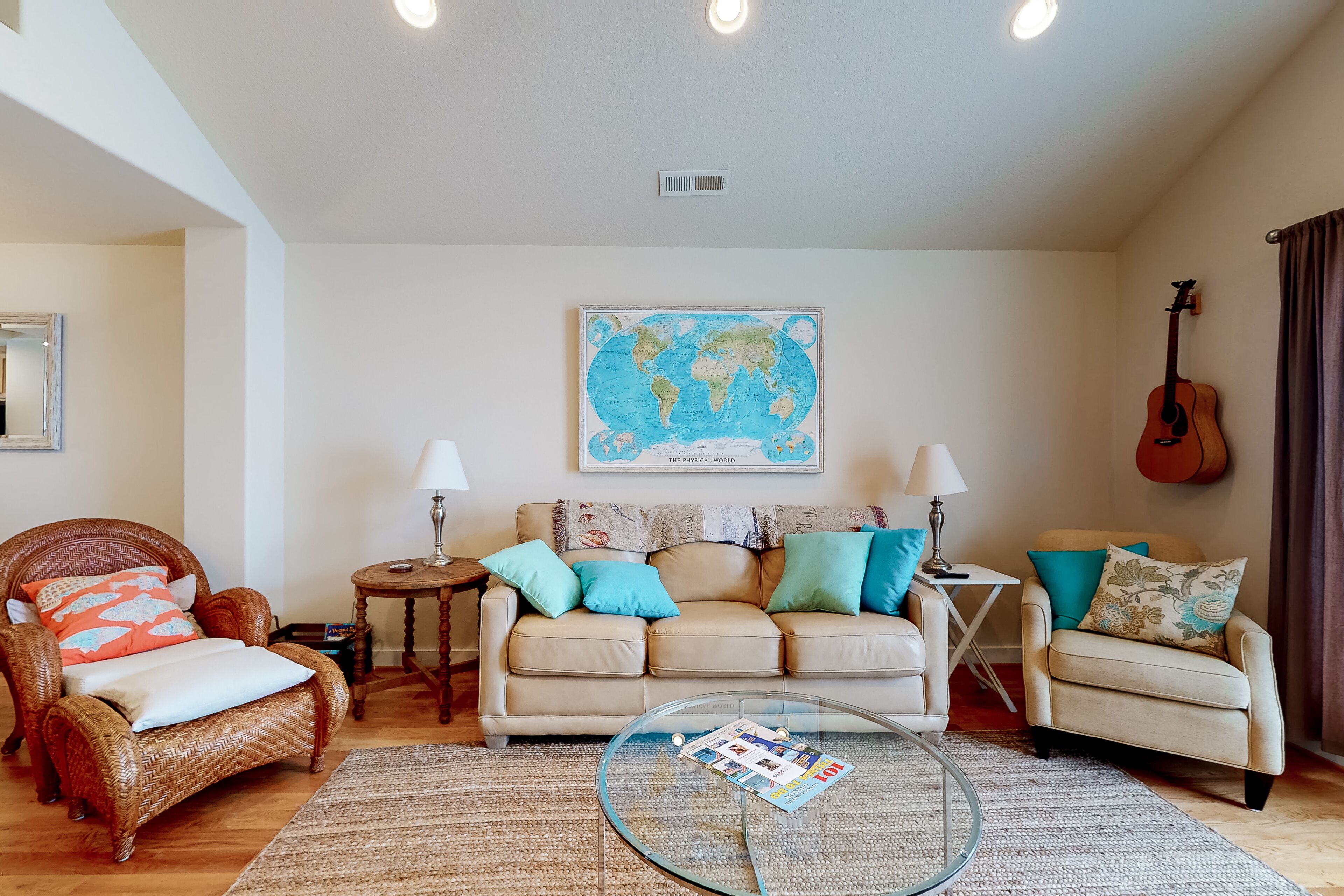 Ocean-view townhouse, 100 ft to beach with fireplace, Ping-Pong & private garage