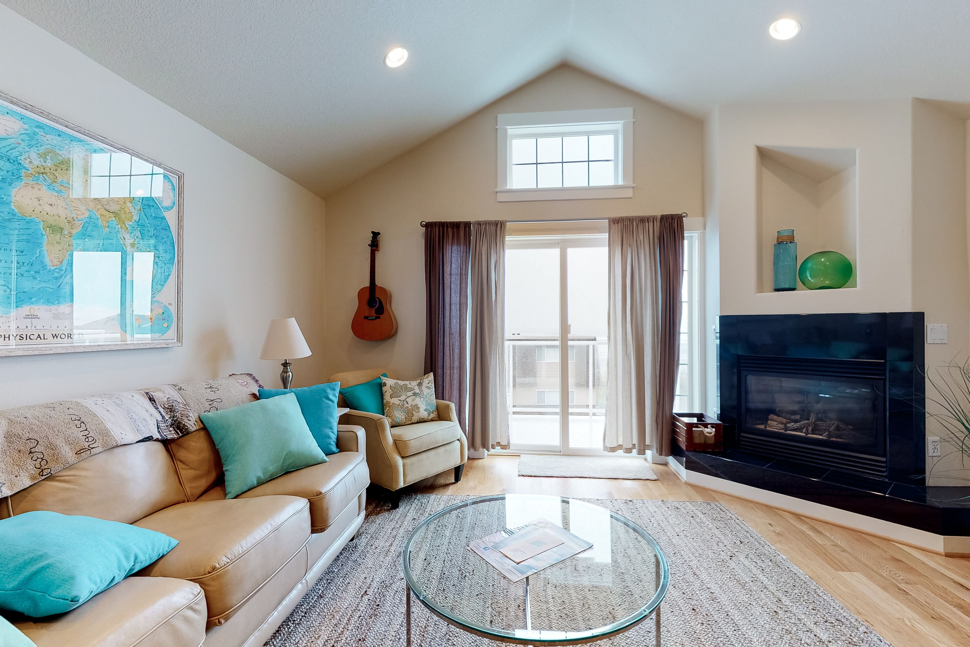 Ocean-view townhouse, 100 ft to beach with fireplace, Ping-Pong & private garage