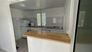 Fridge, microwave, oven, stovetop - 5 minutes from the sea! Garden, terrace, sea view, everything you need for a total change of scenery (Saint-Louis)