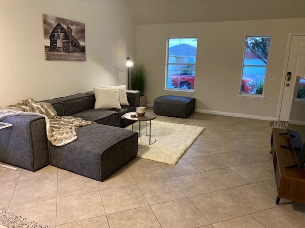 Sunny 4brm/2.5bath home near Tesla