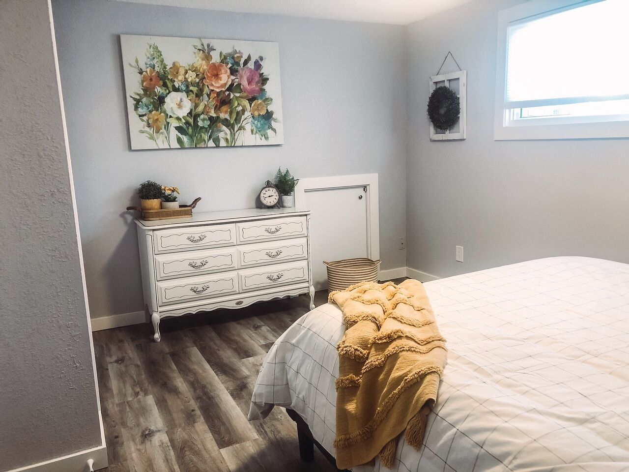 Beautiful newly refinished Home with easy access to Lethbridge with lake close.