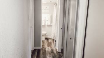 Duschwanne, Haartrockner, Handtücher, Seife