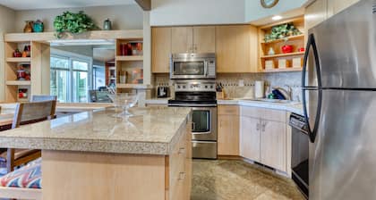 Refined golf course resort home on the fairway with a private hot tub