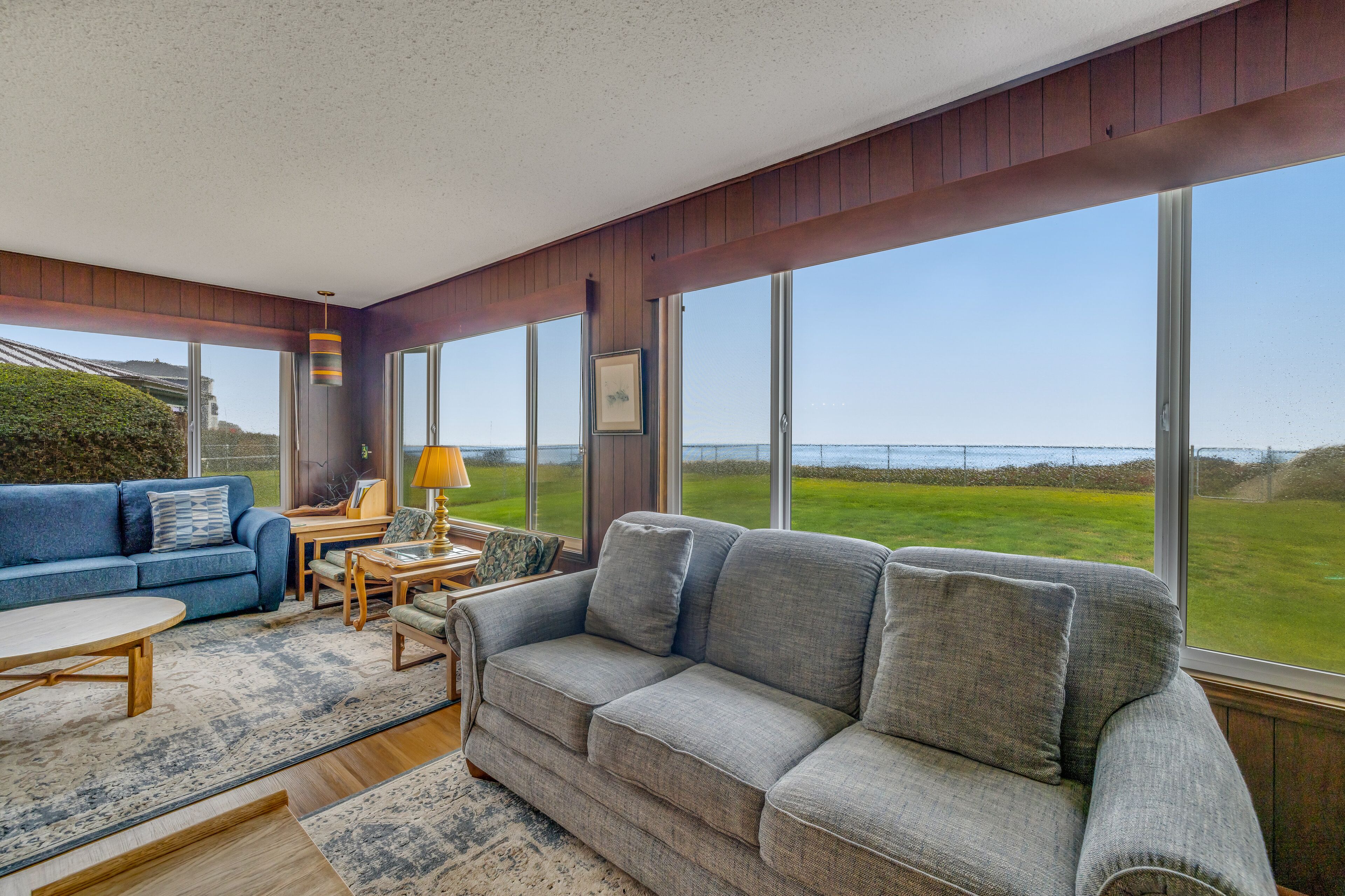 TV, peis, DVD-spiller og bordtennis