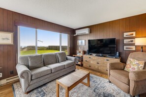 TV, fireplace, DVD player, ping pong - Vintage home with ocean views, private path to shore & fenced dog-friendly yard (Waldport)