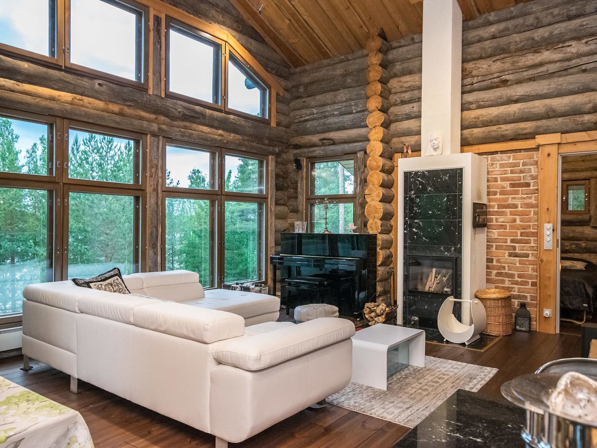 Una televisión, un reproductor de DVD