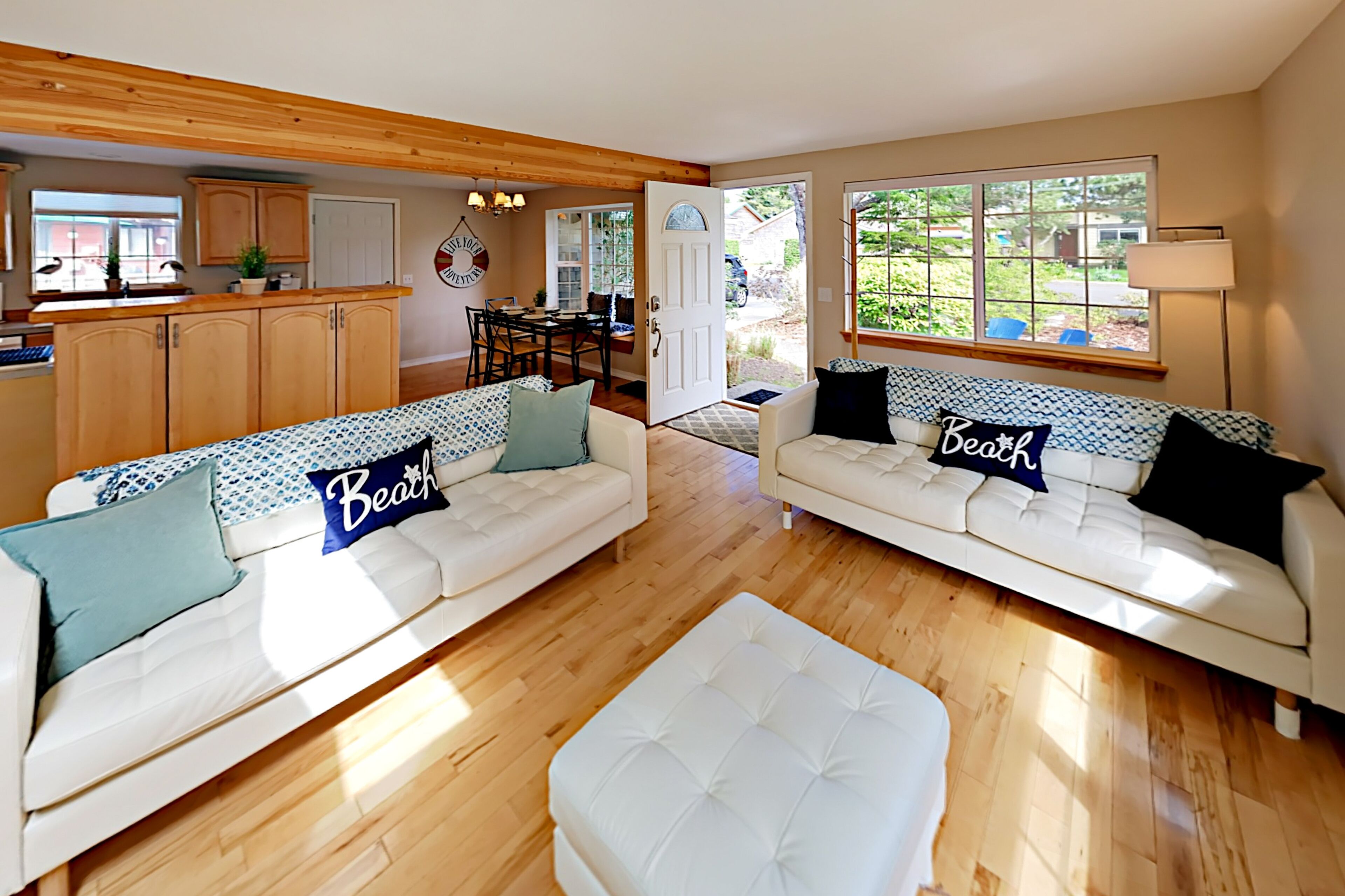 Charming coastal cottage just 4 blocks from beach with fenced dog-friendly yard