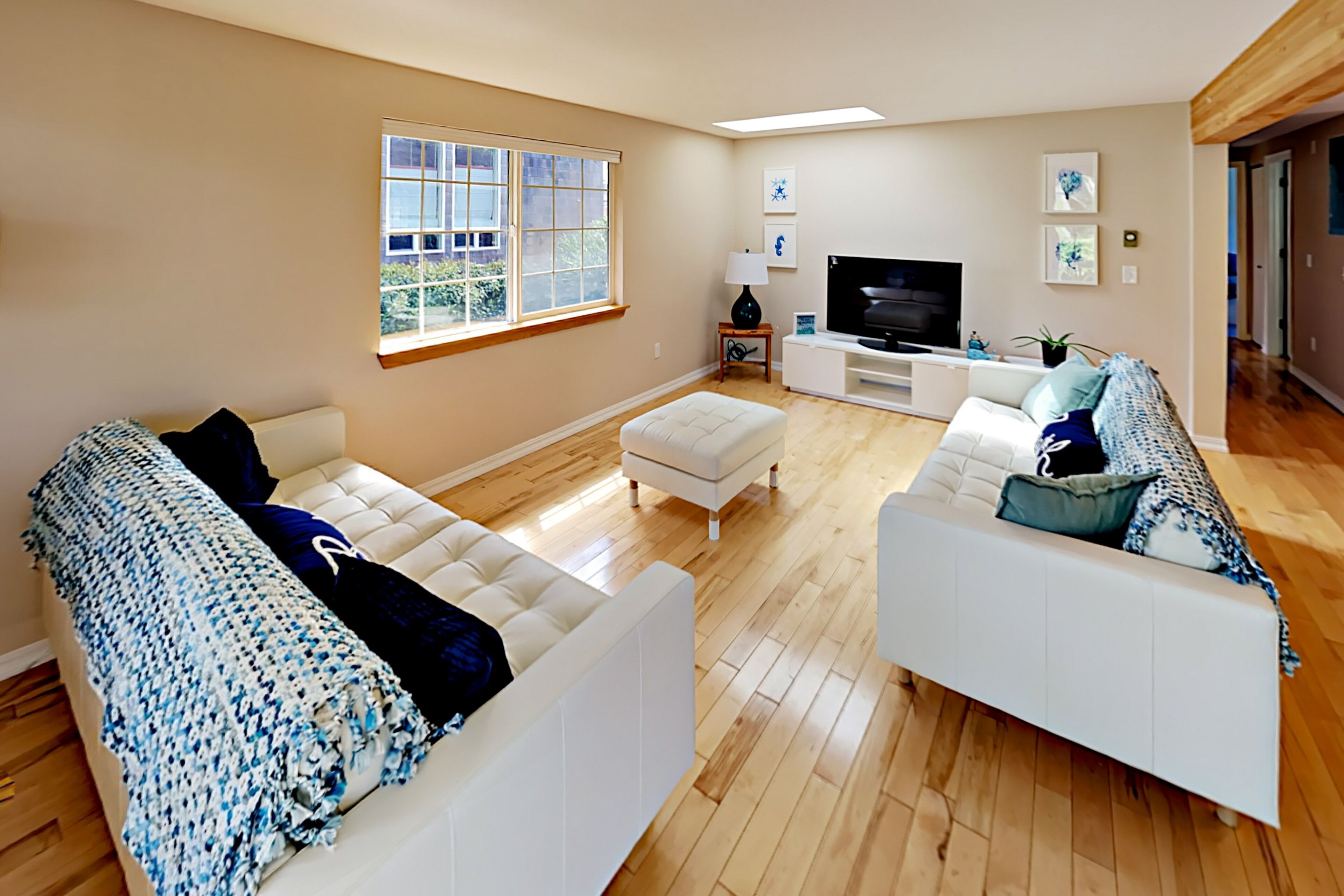 Charming coastal cottage just 4 blocks from beach with fenced dog-friendly yard