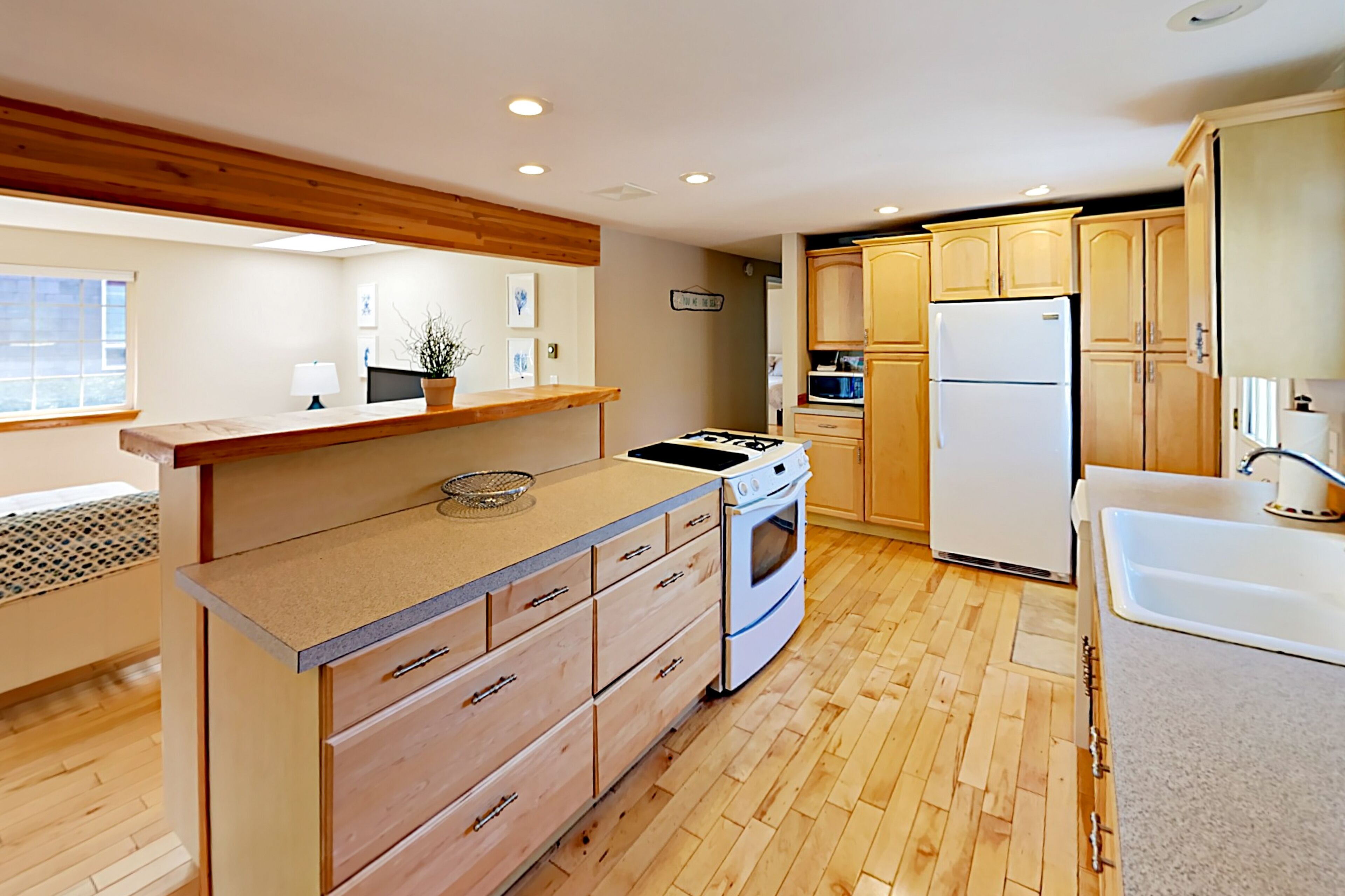 Charming coastal cottage just 4 blocks from beach with fenced dog-friendly yard