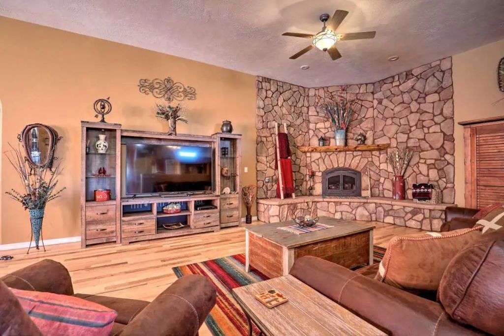 King bed-3 acre lot-Private Pool-Billiards-RV Parking-Mountain Views-Near Zion