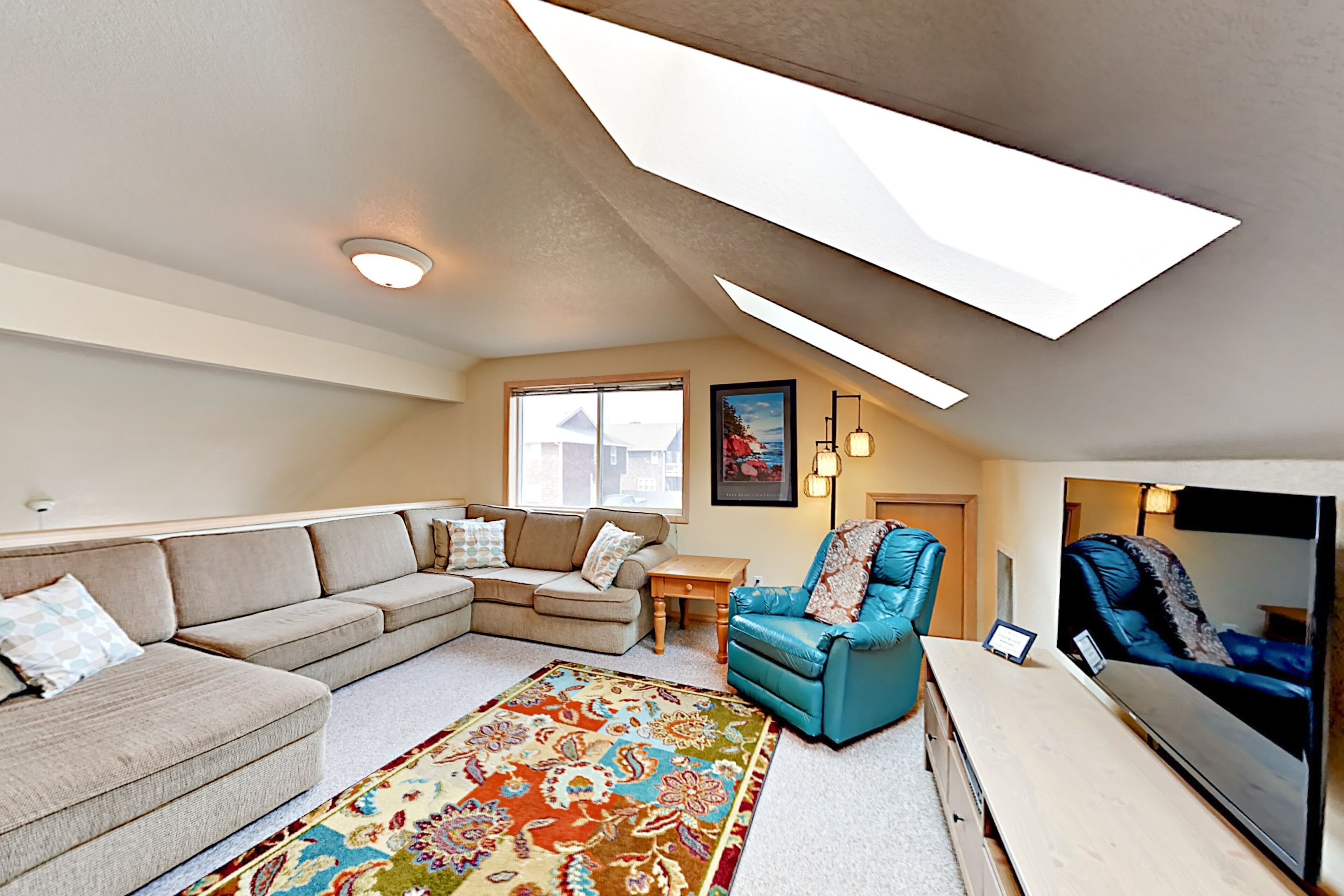 North End home with fireplace - walk to top-rated Oregon beach