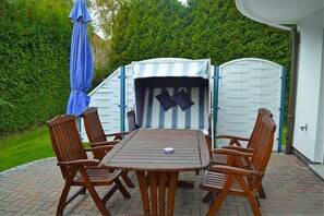 Outdoor dining - Apartment 'Nele 02' close to the Sea with Garden & Wi-Fi (Zingst)