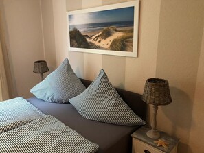 2 bedrooms, free WiFi, bed sheets - Apartment 'Nele 02' close to the Sea with Garden & Wi-Fi (Zingst)