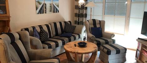 Fernseher, Kamin, DVD-Player, Stereoanlage