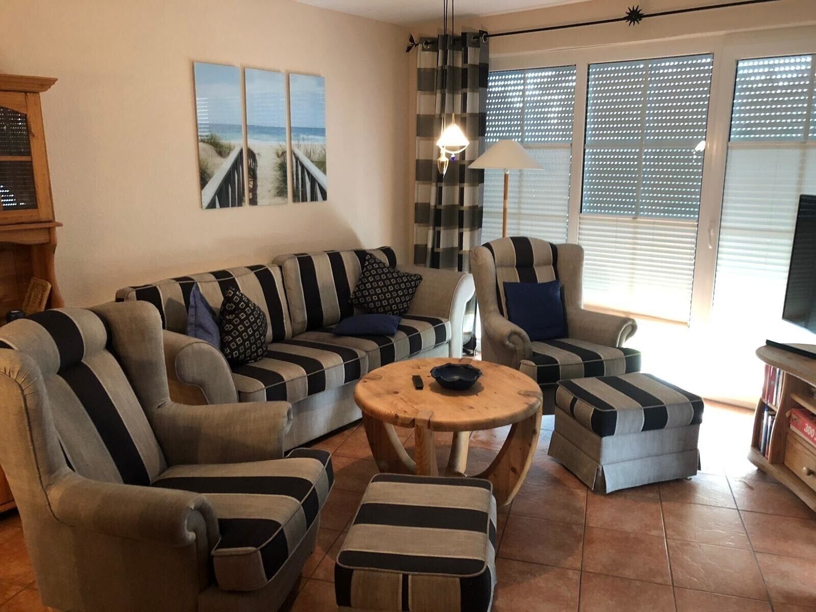 Télévision, cheminée, lecteur de DVD, chaîne hi-fi