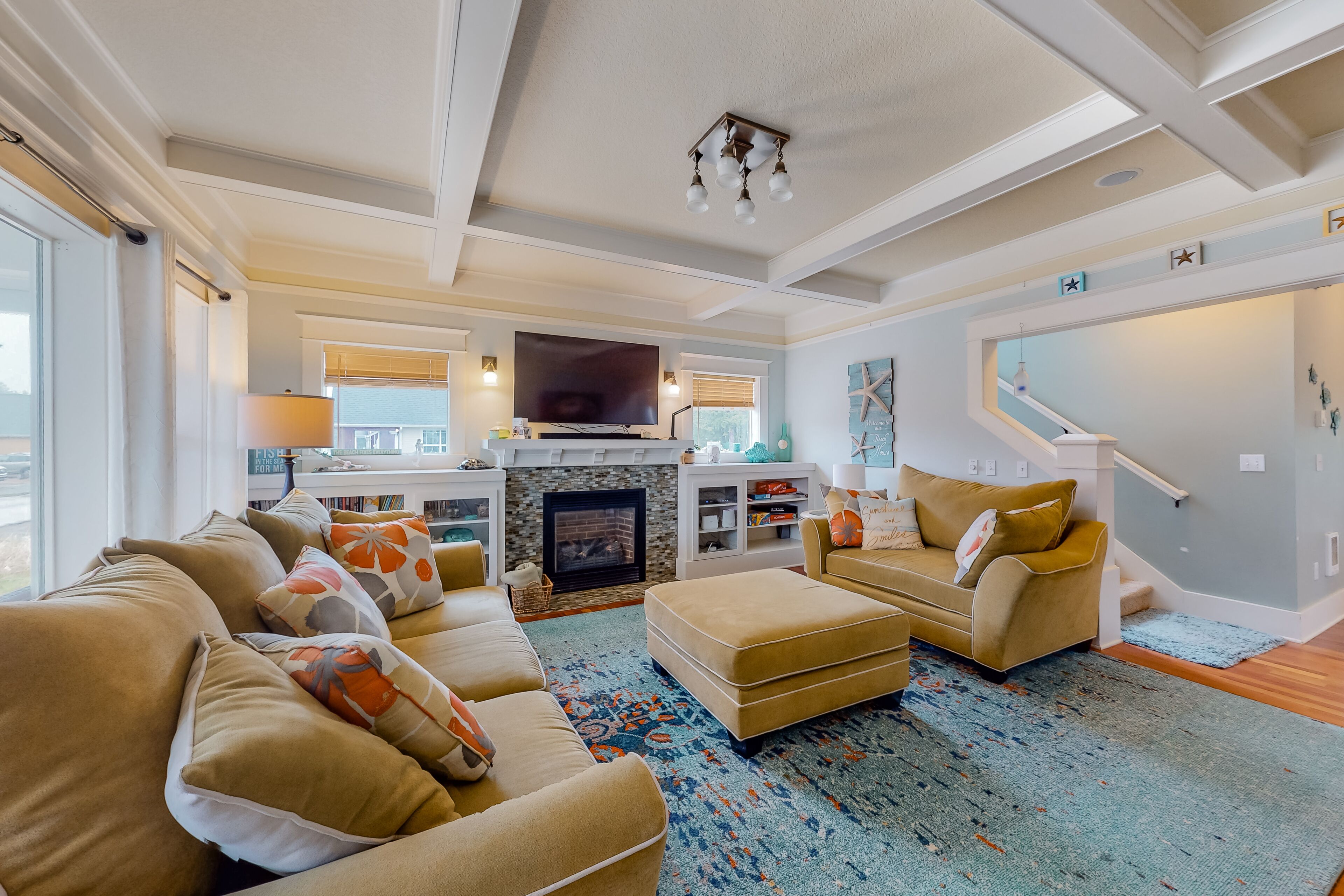 Beautiful Craftsman home with private hot tub & pool table - walk to beach