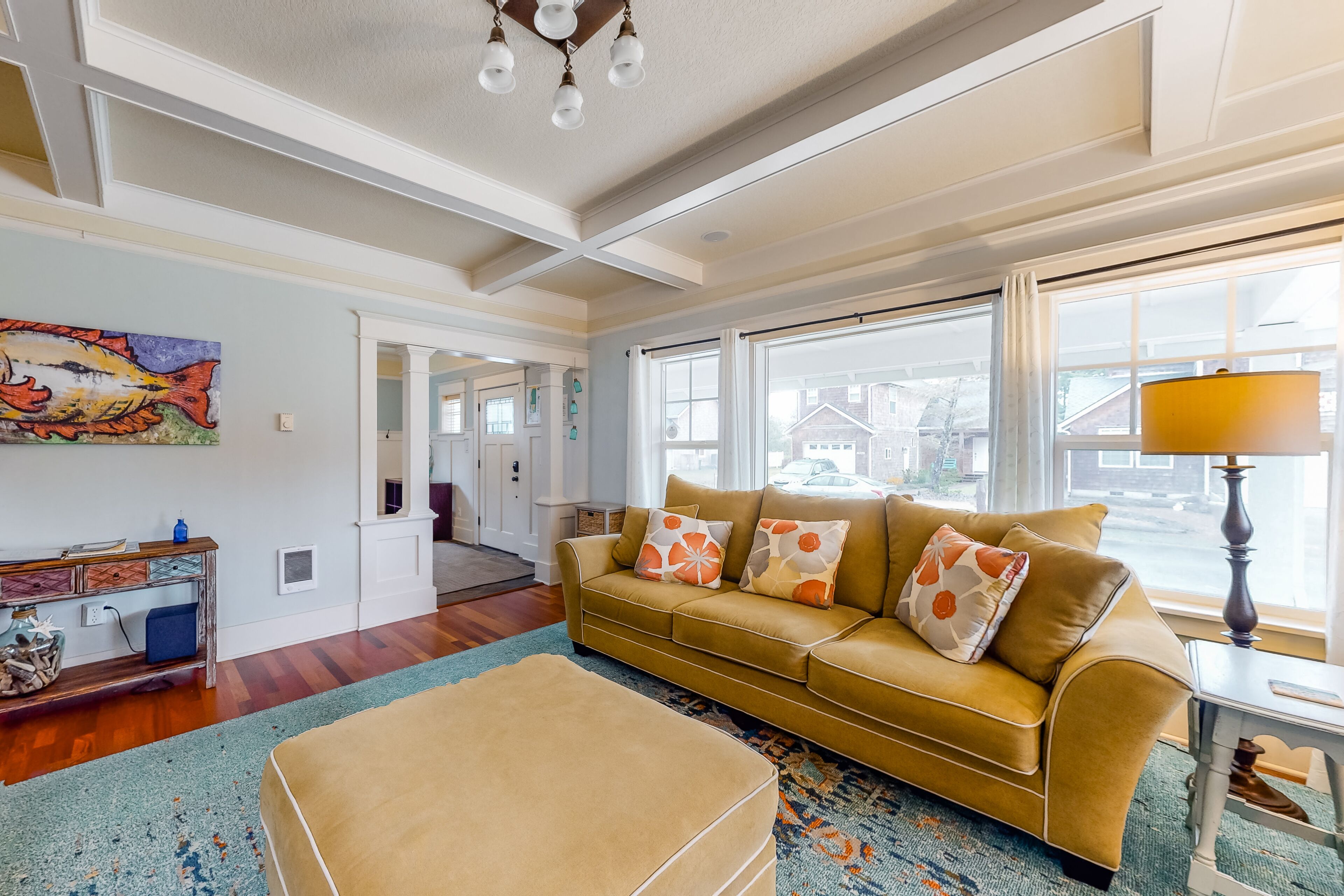 Beautiful Craftsman home with private hot tub & pool table - walk to beach