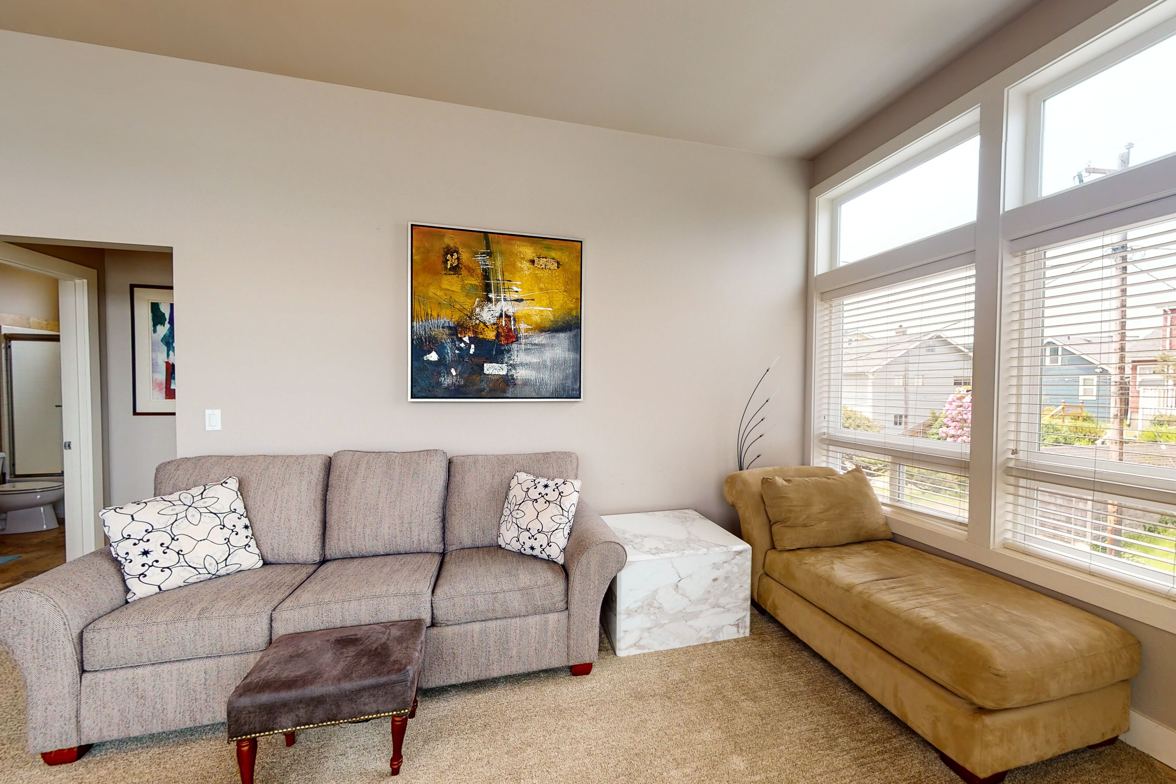 Seaside cozy retreat with ocean views - walk to the beach, cafes, & boutiques