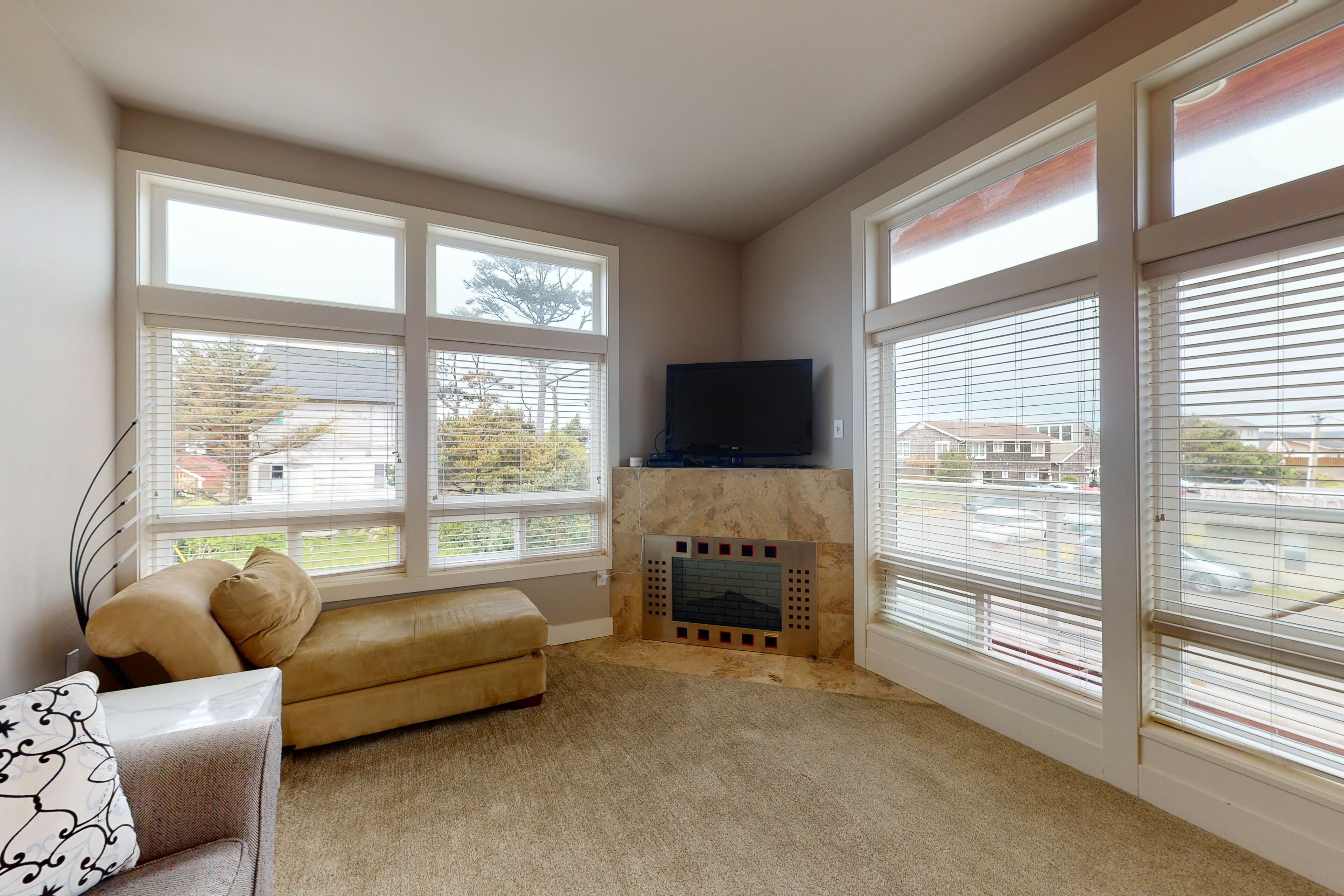 Seaside cozy retreat with ocean views - walk to the beach, cafes, & boutiques