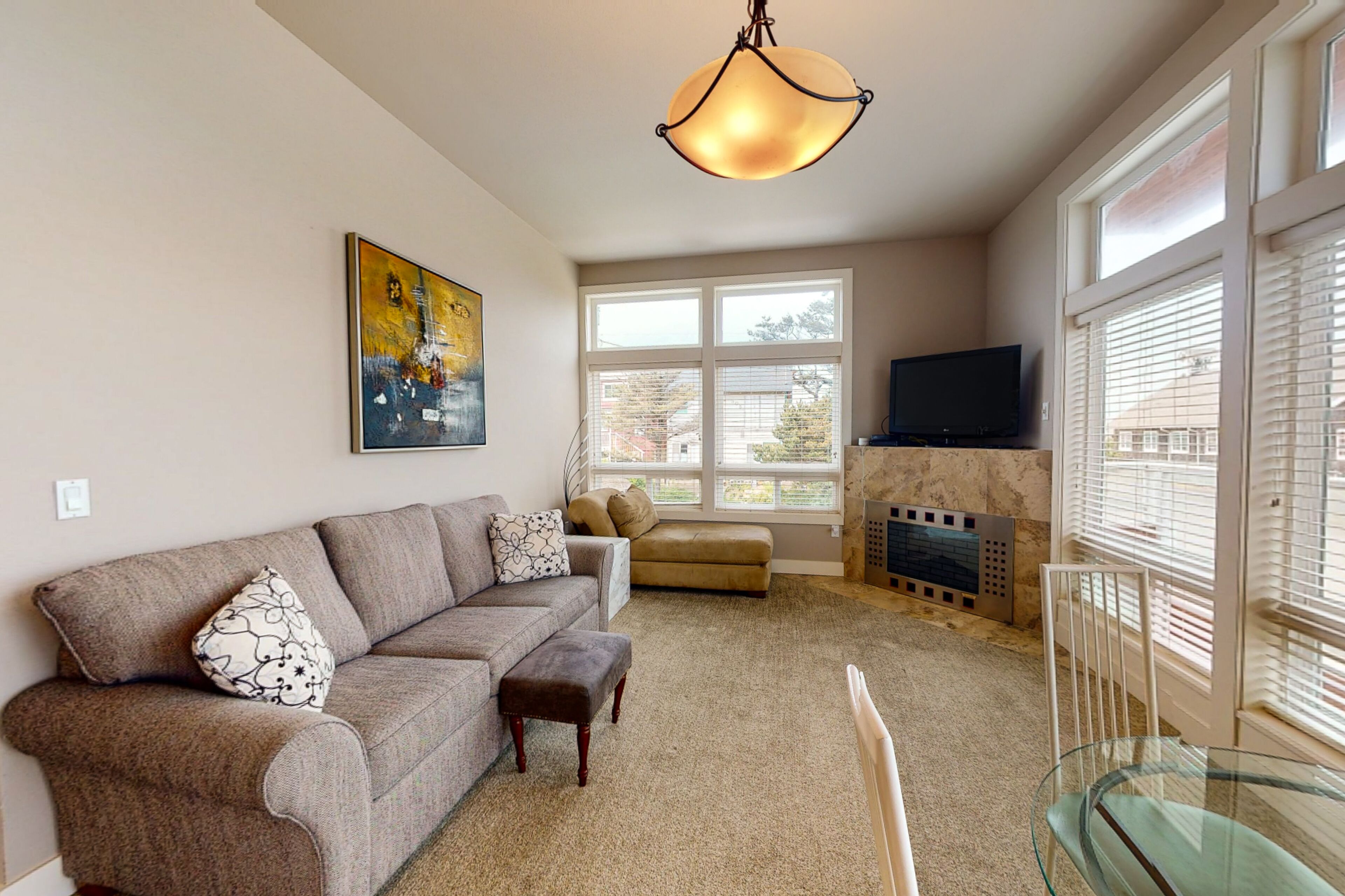 Seaside cozy retreat with ocean views - walk to the beach, cafes, & boutiques