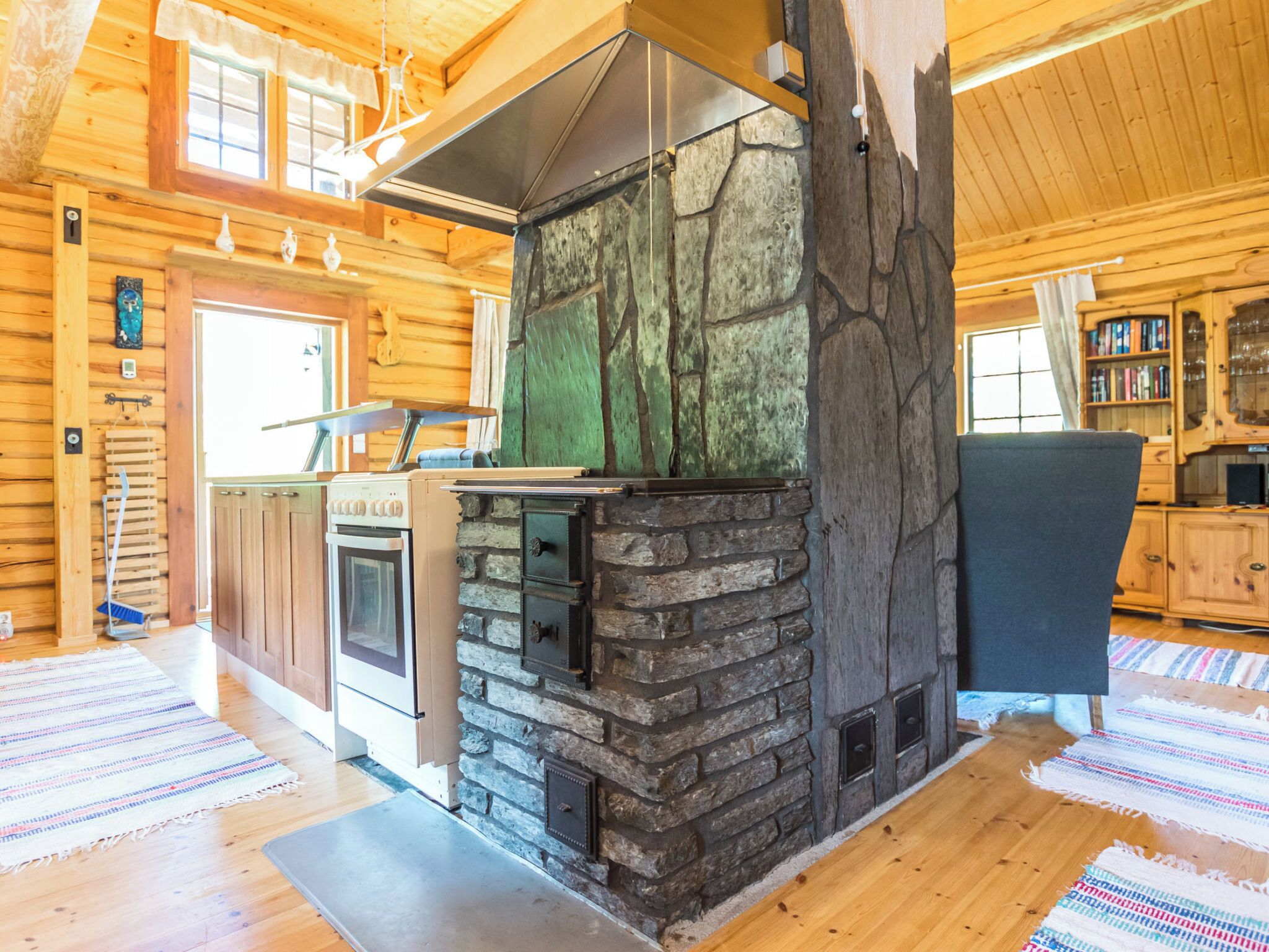 Kühlschrank, Mikrowelle, Geschirrspüler, Kochgeschirr/Geschirr/Besteck