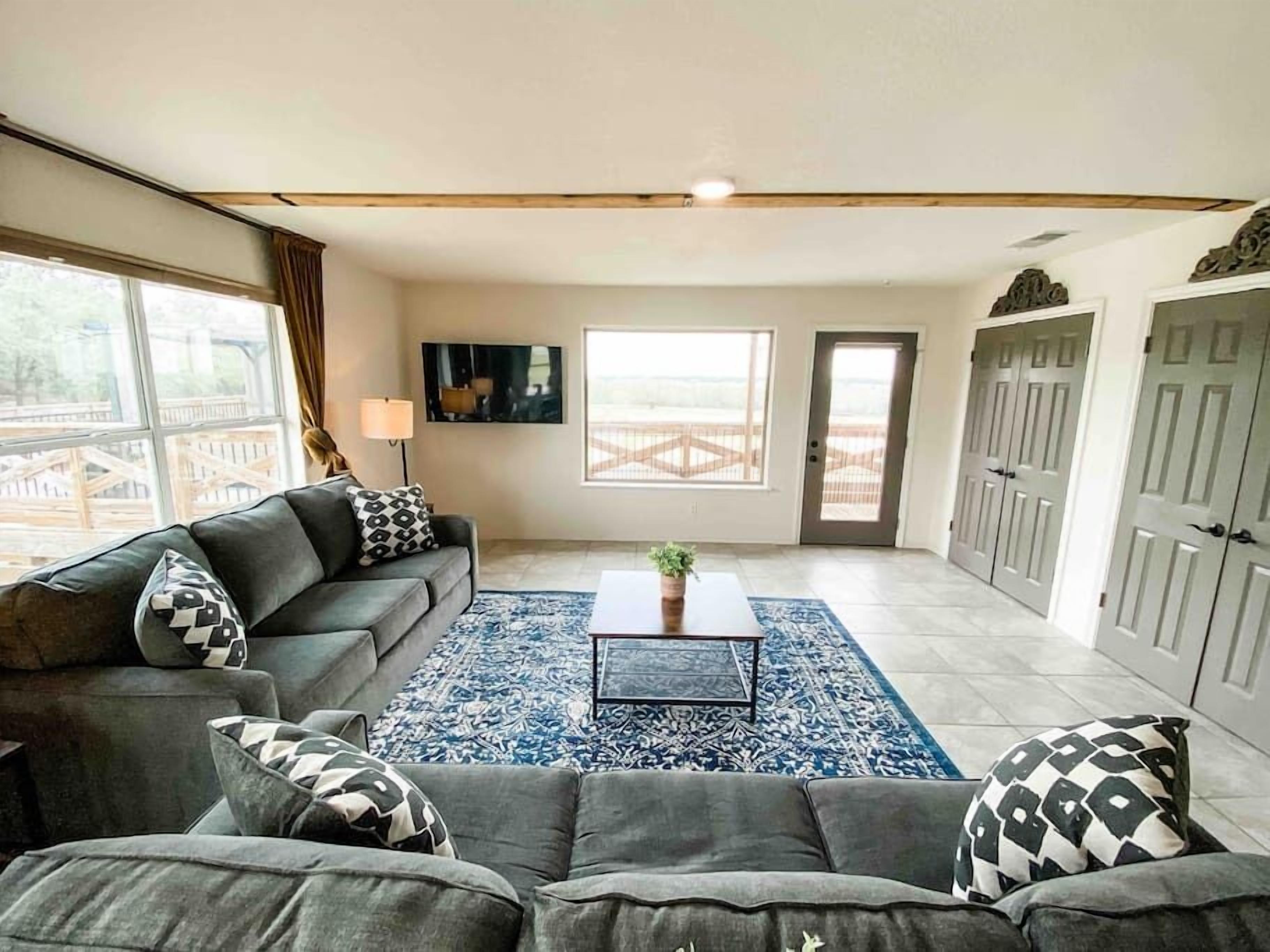 Una televisión, un futbolín