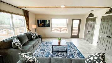 Una televisión, un futbolín