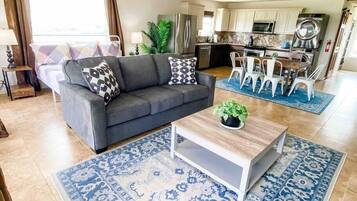 Una televisión, un futbolín