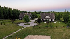 Un vaste champ dégagé, avec un filet de volley-ball en premier plan.
